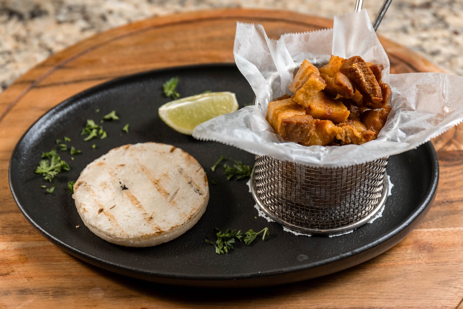 Chicharron con Arepa Pequena 06